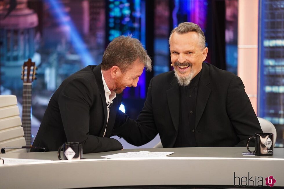 Miguel Bosé y Pablo Motos partiéndose de risa en 'El Hormiguero'