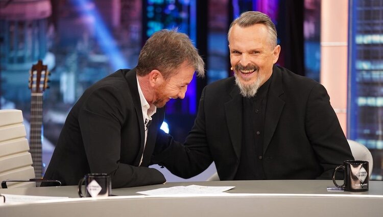 Miguel Bosé y Pablo Motos partiéndose de risa en 'El Hormiguero'