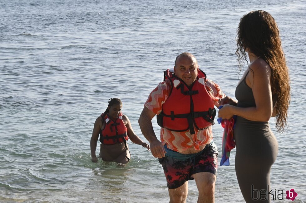 Ginés Corregüela llegando a la playa la primera gala de 'Supervivientes 2023'