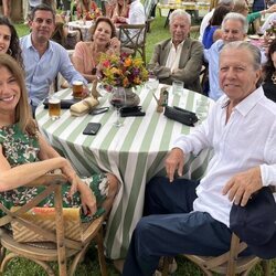 Mario Vargas Llosa y Patricia Llosa con su familia en la boda de su nieta Josefina