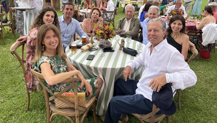 Mario Vargas Llosa y Patricia Llosa con su familia en la boda de su nieta Josefina