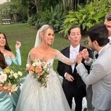 Lele Pons y Guaynaa con algunos de sus invitados en la celebración de su boda en Miami