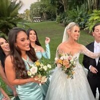 Lele Pons y Guaynaa con algunos de sus invitados en la celebración de su boda en Miami