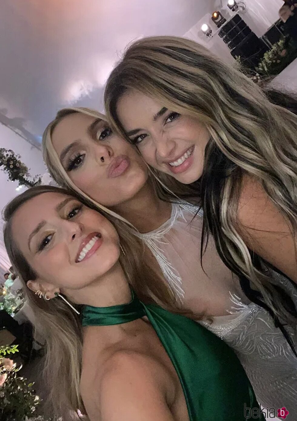 Lele Pons con Lola Índigo y una amiga el día de su boda