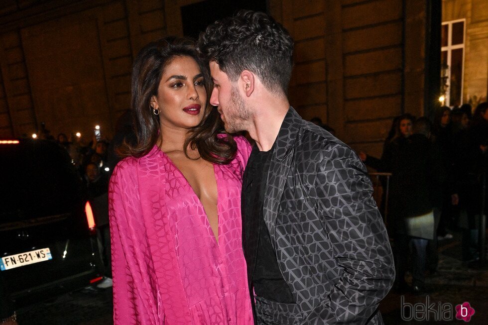 Nick Jonas y Priyanka Chopra en la Semana de la Moda de París 2023