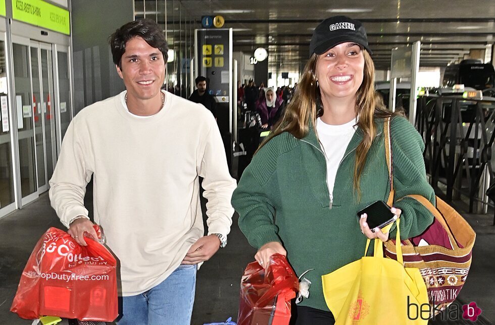 Pablo Castellano y María Pombo llegan a Madrid tras su viaje a México