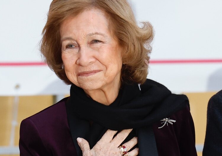 La Reina Sofía con su anillo de pedida en la entrega del Premio Reina Sofía de Pintura y Escultura