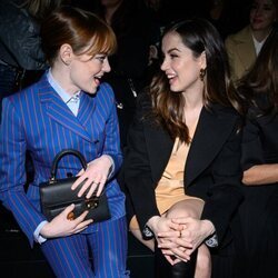 Emma Stone y Ana de Armas, cómplices en la Semana de la Moda de París 2023