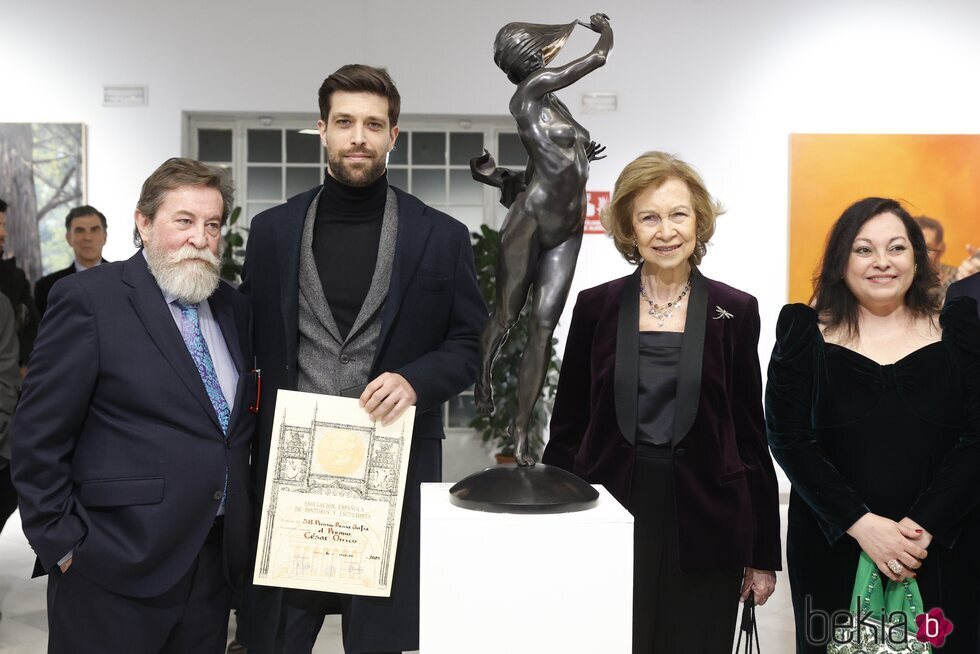 La Reina Sofía y César Orrico, ganador del Premio Reina Sofía de Pintura y Escultura