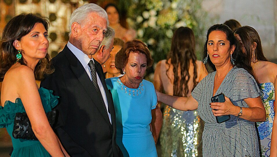 Mario Vargas Llosa y Patricia Llosa en la boda de su nieta Josefina en Lima