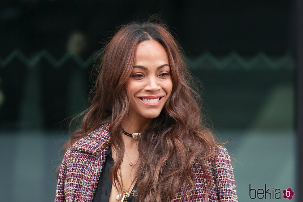 Zoe Saldaña acude al desfile de Chanel en la Semana de la Moda de París 2023