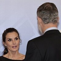 La Reina Letizia hablando con el Rey Felipe VI en el XXI Concierto 'In Memoriam' Víctimas del Terrorismo