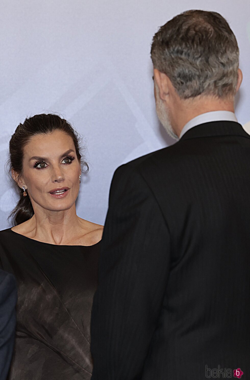 La Reina Letizia hablando con el Rey Felipe VI en el XXI Concierto 'In Memoriam' Víctimas del Terrorismo