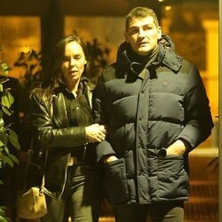 Iker Casillas dando un paseo con una amiga por Madrid