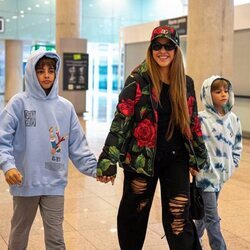 Shakira, Milan y Sasha en el aeropuerto de Barcelona antes de viajar a Nueva York