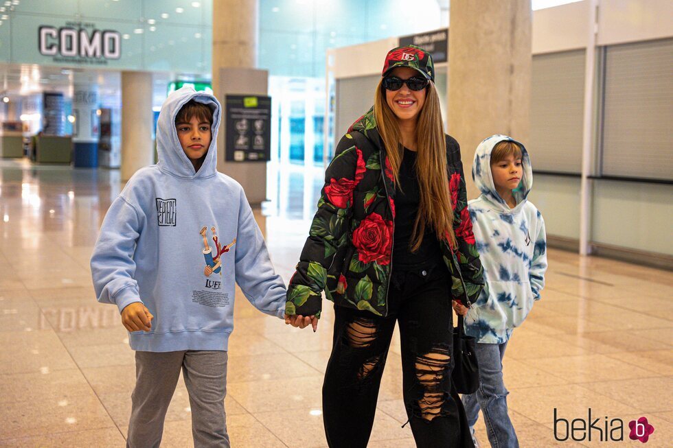 Shakira, Milan y Sasha en el aeropuerto de Barcelona antes de viajar a Nueva York