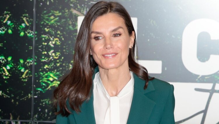 La Reina Letizia con un traje verde de Carolina Herrera en una proyección