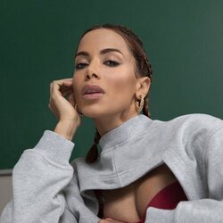 La cantante Anitta, con mirada seductora, en 'Élite'