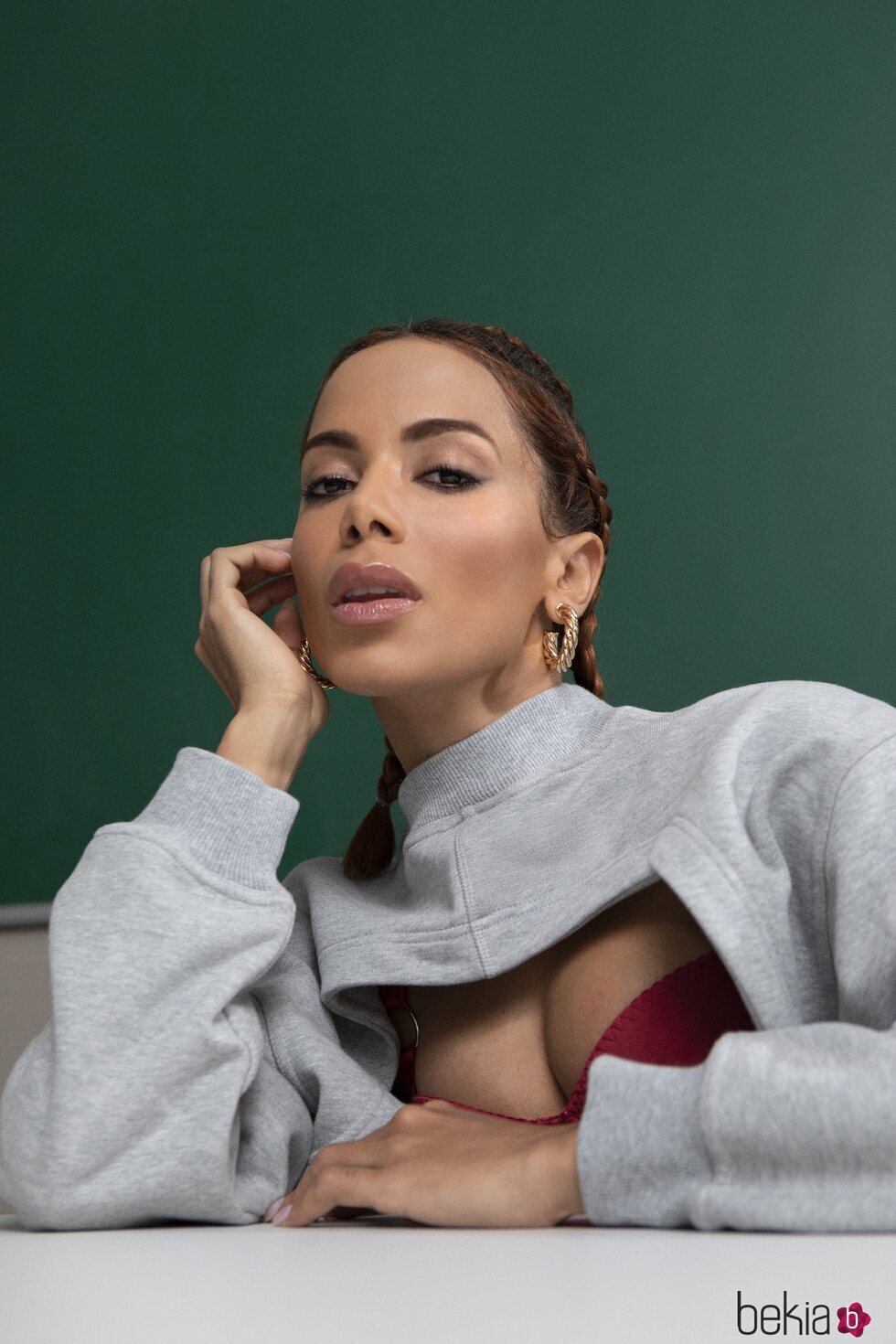 La cantante Anitta, con mirada seductora, en 'Élite'