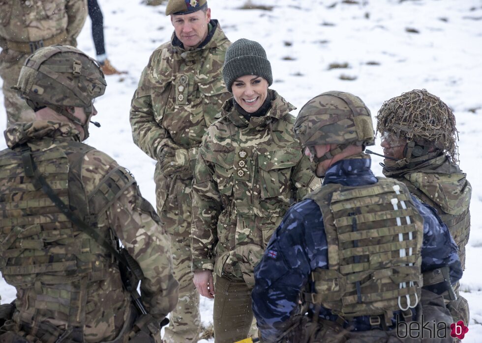 Kate Middleton entre soldados del Batallón de la Guardia Galesa