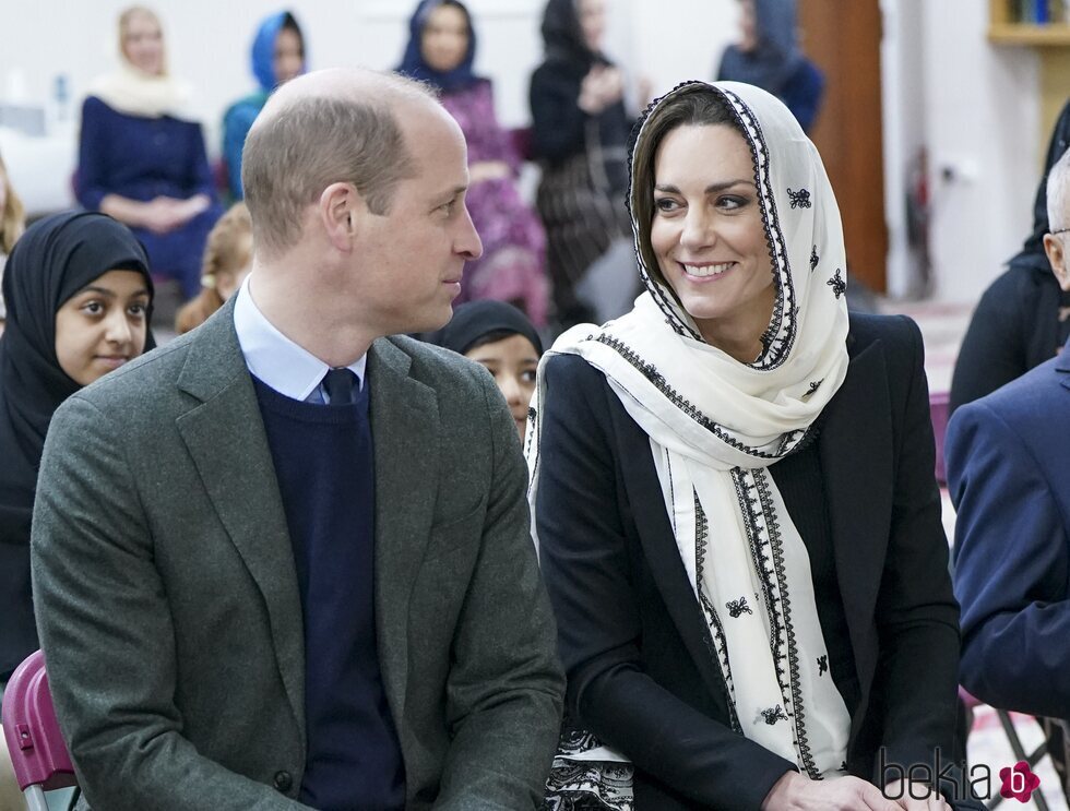 El Príncipe Guillermo y Kate Middleton se dedican una sonrisa en el Centro Musulmán de Londres