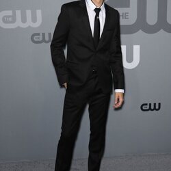 Cole Sprouse posa en el photocall de la cadena The CW