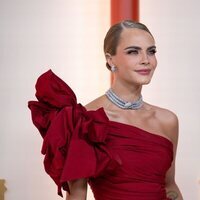 Cara Delevingne en la alfombra roja de los Premios Oscar 2023