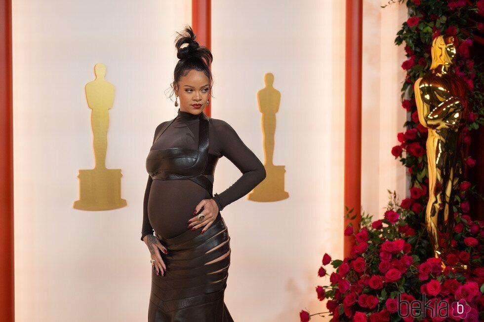 Rihanna en la alfombra roja de los Premios Oscar 2023