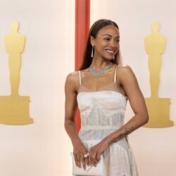 Zoe Saldaña en la alfombra roja de los Premios Oscar 2023