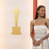 Zoe Saldaña en la alfombra roja de los Premios Oscar 2023