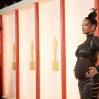 Rihanna presume de segundo embarazo en la alfombra roja de los Premios Oscar 2023