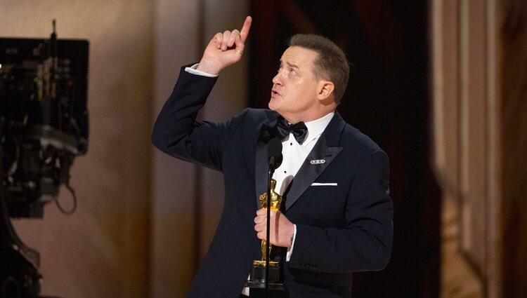 Brendan Fraser señala al cielo tras ganar el premio Oscar a Mejor Actor 2023