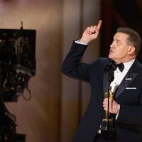 Brendan Fraser señala al cielo tras ganar el premio Oscar a Mejor Actor 2023