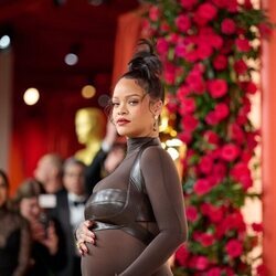 Rihanna presume de embarazo la alfombra roja de los Premios Oscar 2023