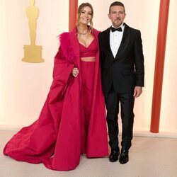 Antonio Banderas y Nicole Kimpel en la alfombra roja de los Premios Oscar 2023