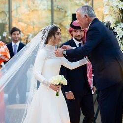 Abdalá de Jordania recibe a su hija Iman de Jordania en su boda