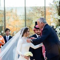 Abdalá de Jordania recibe a su hija Iman de Jordania en su boda