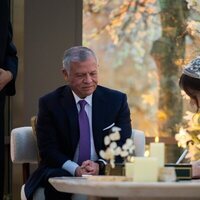 Iman de Jordania firmando en su boda en presencia de Abdalá de Jordania