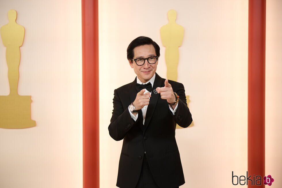 Jonathan Ke Quan en la alfombra roja de los Premios Oscar 2023