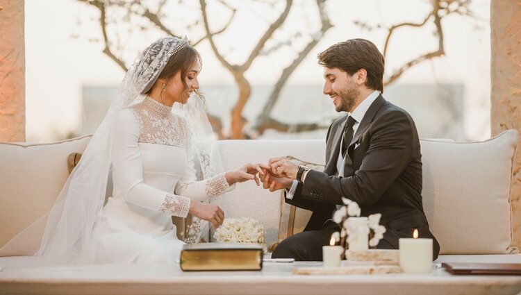 Iman de Jordania y Jameel Alexander Thermiotis intercambian los anillos en su boda