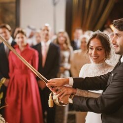 Iman de Jordania y Jameel Alexander Thermiotis cortando su tarta de bodas