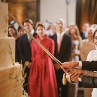 Iman de Jordania y Jameel Alexander Thermiotis cortando su tarta de bodas