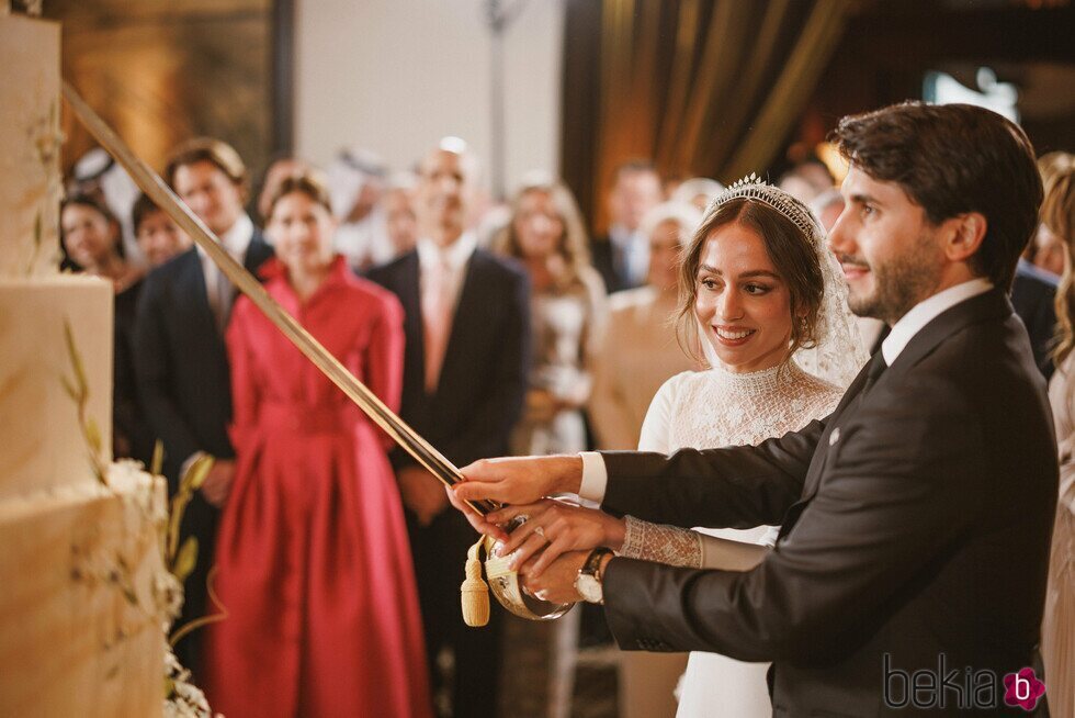 Iman de Jordania y Jameel Alexander Thermiotis cortando su tarta de bodas