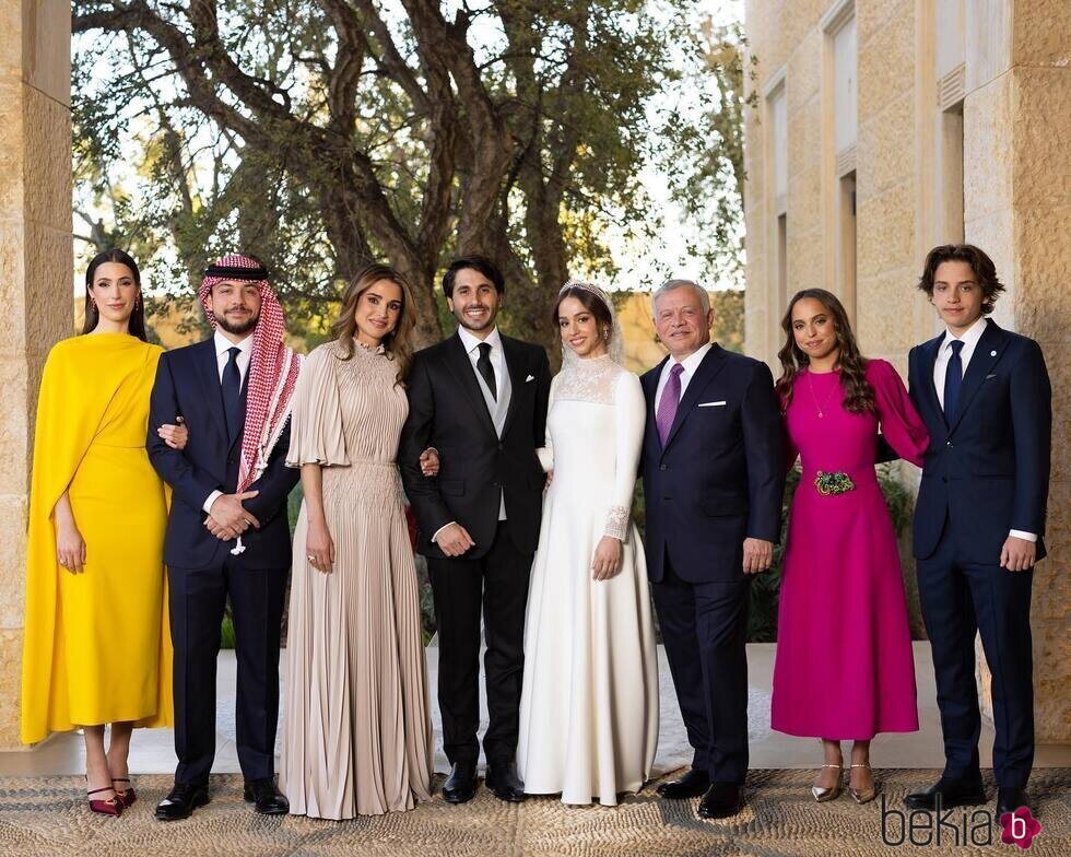 Iman de Jordania y Jameel Alexander Thermiotis con los padres y hermanos de Iman de Jordania en su boda