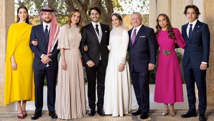 Iman de Jordania y Jameel Alexander Thermiotis con los padres y hermanos de Iman de Jordania en su boda