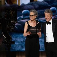 El reencuentro de Andie MacDowell y Hugh Grant en los Premios Oscar 2023