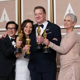 Jonathan Ke Quan, Michelle Yeoh, Brendan Fraser y Jamie Lee-Curtis con sus premios Oscar 2023