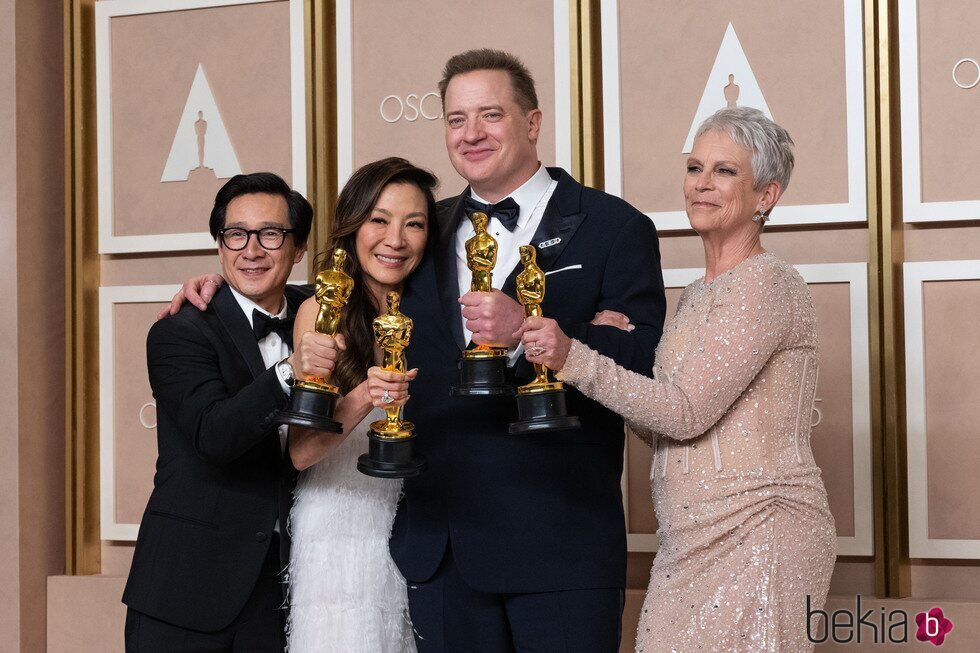 Jonathan Ke Quan, Michelle Yeoh, Brendan Fraser y Jamie Lee-Curtis con sus premios Oscar 2023