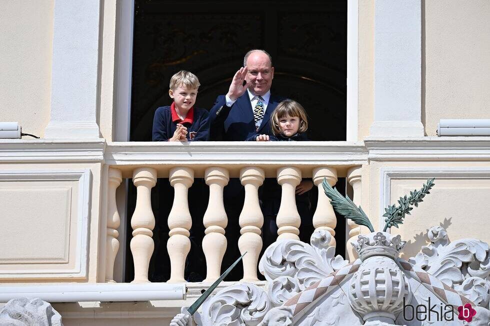 Alberto de Mónaco en su 65 cumpleaños saludando desde el Palacio Grimaldi con sus hijos