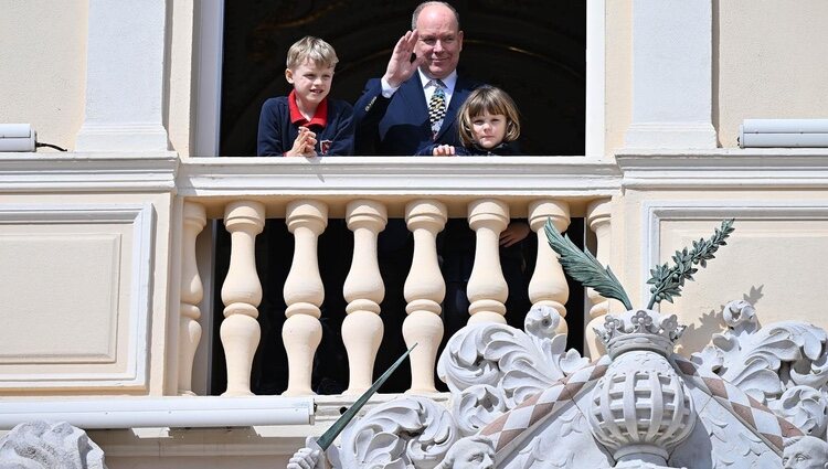 Alberto de Mónaco en su 65 cumpleaños saludando desde el Palacio Grimaldi con sus hijos